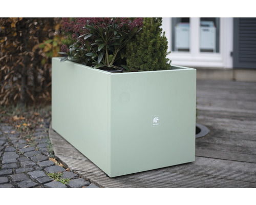 Rechteckiger Pflanzkasten mit Bepflanzung im Außenbereich