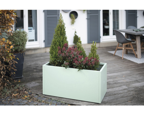 Rechteckiger Pflanzkasten aus Metall mit Bepflanzung im Außenbereich