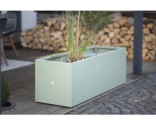 Rechteckiger Pflanzkasten mit Bepflanzung im Außenbereich