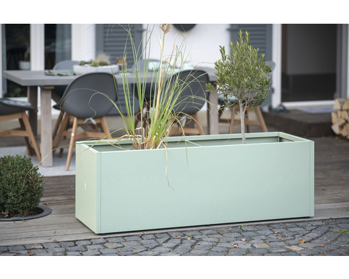 Rechteckiger Pflanzkasten aus Metall mit Bepflanzung auf einer Terrasse