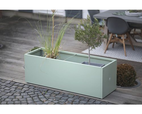 Rechteckiger Blumenkasten mit Bepflanzung auf einer Terrasse