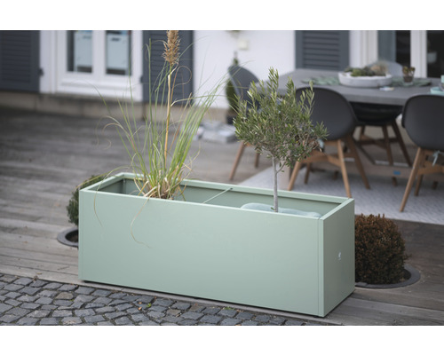 Rechteckiger Pflanzkasten aus Metall mit Bepflanzung im Außenbereich