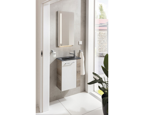 Modernes Badezimmer mit Waschtisch, Spiegelschrank und Armatur