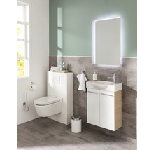 Helles Badezimmer mit Toilette, Waschtischunterschrank und beleuchtetem Spiegel
