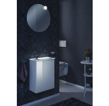 Badezimmer mit Waschtisch, Spiegel und Toilette