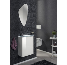 Badezimmer mit Waschbeckenunterschrank, Spiegel, Toilette und Accessoires