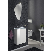 Modernes Badezimmer mit Waschtisch, Spiegel, Toilette und Dekoration