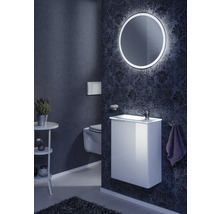 Modernes Badezimmer mit beleuchtetem Spiegel, Waschtisch und hängendem WC