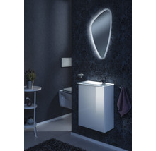Modernes Badezimmer mit beleuchtetem Spiegel, Waschtisch und Wand-WC für ein stilvolles Ambiente