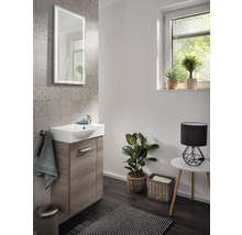Modernes Badezimmer mit Waschtisch, Spiegel und Dekoration