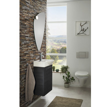 Badezimmer mit Waschtisch, Spiegel und Wand-WC vor einem Fenster