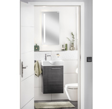 Helles Badezimmer mit Waschtisch, Spiegel mit Beleuchtung und Toilette