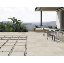 Terrasse mit Fliesen, Sitzgelegenheiten und Pflanzen