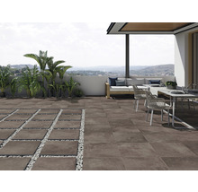 Terrasse mit Fliesenboden, Möbeln und Pflanzen