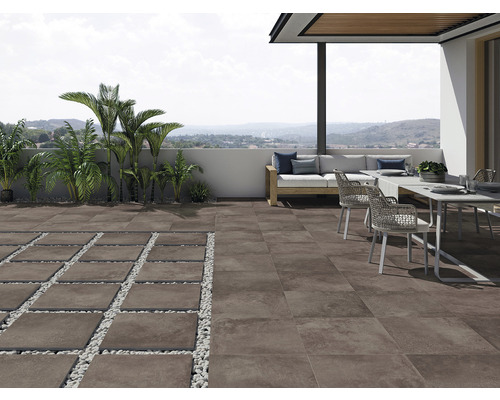 Terrasse mit Fliesenboden, Möbeln und Pflanzen
