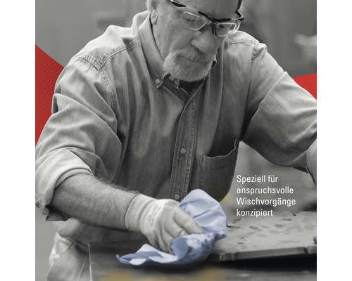 Mann wischt eine Oberfläche mit einem Tuch, speziell für anspruchsvolle Wischvorgänge konzipiert