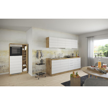 Helle Küche mit Küchenschränken und Elektrogeräten