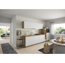 Helle Küche mit weißen Schränken und Holzarbeitsplatte, Esstisch und Wohnbereich im Hintergrund