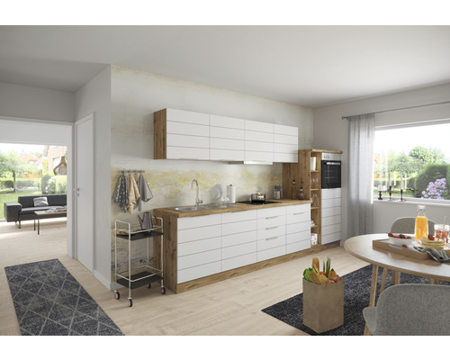 Helle Küche mit weißen Schränken und Holzarbeitsplatte, Esstisch und Wohnbereich im Hintergrund