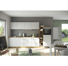 Helle Küche mit weißen Schränken, Arbeitsplatte aus Holz und modernen Geräten.