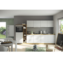 Helle Küche mit weißen Schränken, Holzoberflächen und einem Elektroherd