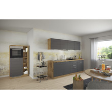 Helle Küche mit Küchenschränken, Spüle, Herd und Esstisch