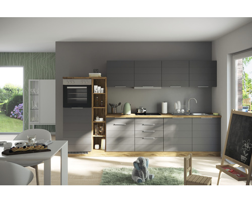 Moderne graue Küche mit Holz Arbeitsplatte und verschiedenen Küchengeräten.