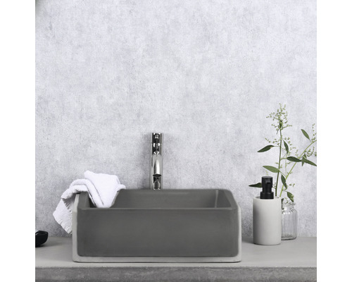 Rechteckiges Aufsatzwaschbecken aus Keramik mit Armatur, Handtuch und Seifenspender