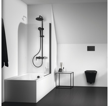 Modernes Badezimmer mit Badewanne, Duschsystem, Toilette und kleinem Beistelltisch.
