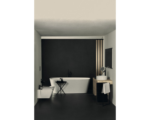 Badezimmer mit freistehender Badewanne, Bidet und Waschtisch mit Spiegel