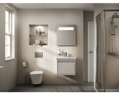 Helles Badezimmer mit Toilette, Waschtisch, Spiegelschrank und Dusche.
