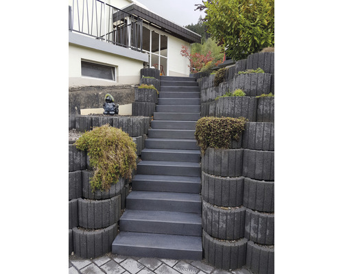Betontreppe führt zum Haus durch eine bepflanzte Hangbefestigung