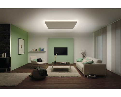 Wohnzimmer mit Deckenleuchte, Sofa, Sessel und Couchtisch