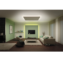 Modernes Wohnzimmer mit Deckenleuchte, Sofa und Fernseher