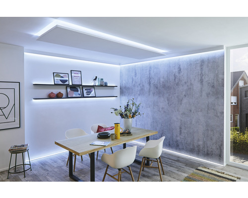 Esszimmer mit Esstisch, Stühlen, Wandregalen und LED Beleuchtung