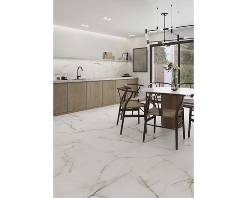 Heller Raum mit Marmorboden, Esstisch und Küchenzeile für ein modernes Ambiente.