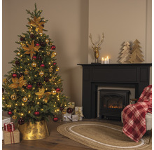 Festlich geschmückter Weihnachtsbaum mit Dekorationen im Wohnzimmer