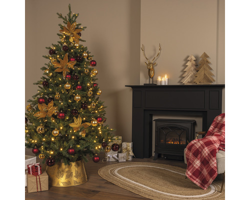 Festlich geschmückter Weihnachtsbaum mit Dekorationen im Wohnzimmer