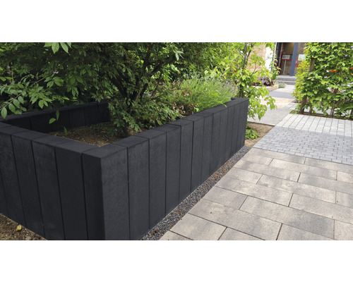 Beetbegrenzung aus Betonsteinen im Garten