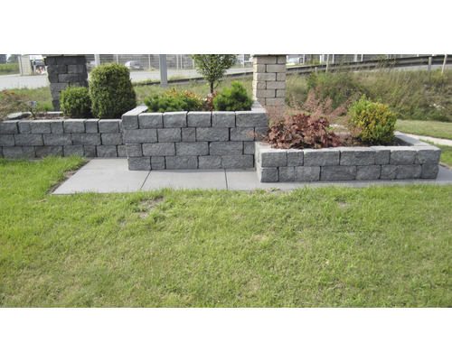 Gestaltungsidee mit Pflastersteinen für eine Gartenmauer mit Bepflanzung