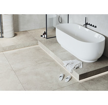 Badezimmer mit freistehender Badewanne, Fliesenboden und Waschtisch