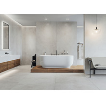 Helles Badezimmer mit freistehender Badewanne, Waschtisch und Sitzbank