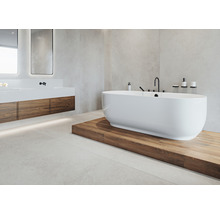 Helles Badezimmer mit freistehender Badewanne auf Holzpodest und Waschtisch mit Holzunterschrank