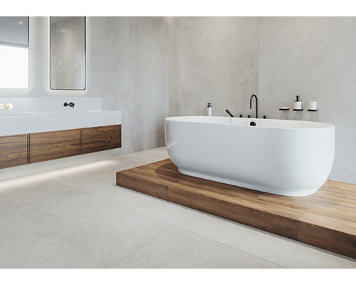 Helles Badezimmer mit freistehender Badewanne auf Holzpodest und Waschtisch mit Holzunterschrank