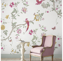 Dekorative Tapete mit Vogel-, Blüten- und Schmetterlingsmuster in einem hellen Raum mit Stuhl