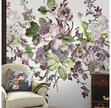 Wohnzimmer mit floraler Tapete, Sessel und Beistelltisch