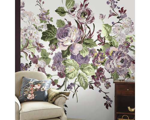 Wohnzimmer mit floraler Tapete, Sessel und Beistelltisch