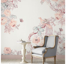 Wandgestaltung mit floralem Muster, Vogel und Sessel im Raum.