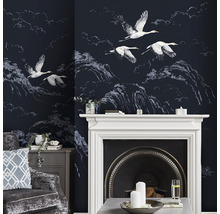 Dekoratives Wohnzimmer mit Tapete, die Kraniche und Berglandschaften zeigt.