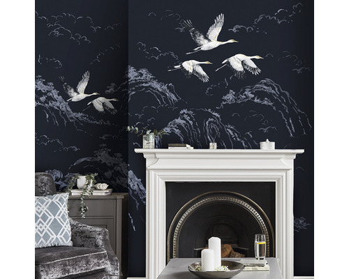 Dekoratives Wohnzimmer mit Tapete, die Kraniche und Berglandschaften zeigt.